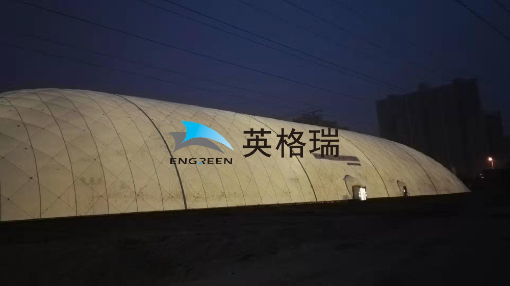 全封閉式的環(huán)保倉儲(chǔ)系統(tǒng)，在對露天煤場進(jìn)行封閉處理時(shí)，能做到對煤炭揚(yáng)塵隔離