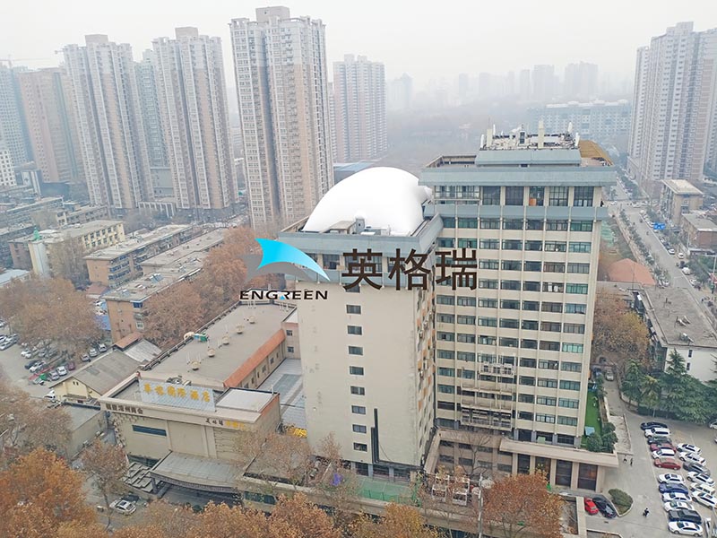 樓頂氣膜運(yùn)動空間吸引了不少人的目光和運(yùn)動熱情，提升了周邊區(qū)域的活力