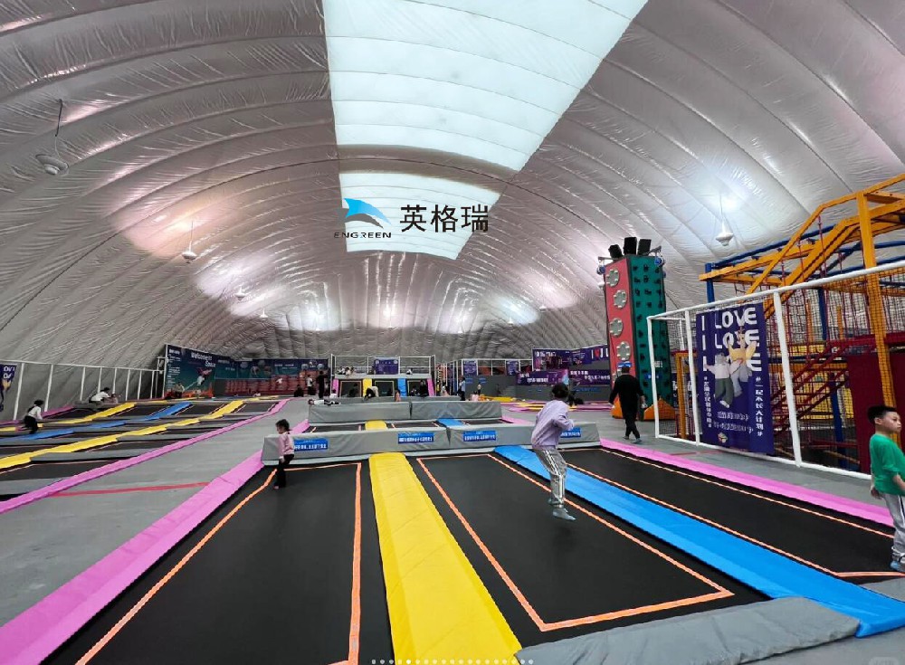 搭建一個氣膜蹦床館，為孩子們營造一個游樂天堂